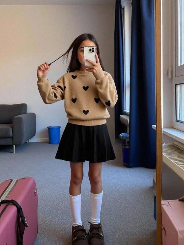 SHEIN Ensemble 2 pièces pour préadolescentes composé d'un pull à encolure ronde et épaules dégagées avec motif cœur et d'une jupe plissée noire unie. Adapté pour le port quotidien, la rentrée scolaire, les occasions décontractées. Chaud pour l'automne/hiver, pour une utilisation quotidienne.