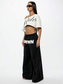 SUMWON Blusa corta de talla grande con hombros descubiertos, bajo deshilachado y borde crudo con texto personalizado "Angel Rider" - Blanco - Ver 4