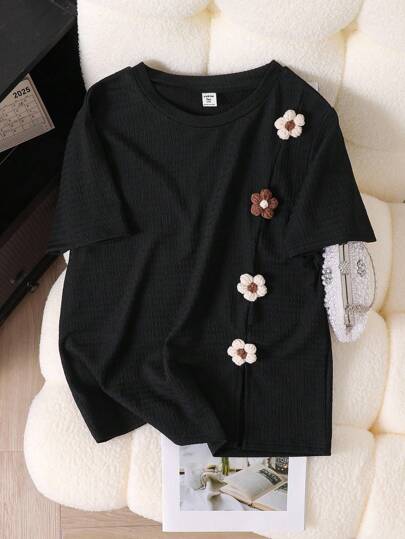 1 件年轻女孩圆领短袖 T 恤，针织弹力面料，开衩下摆 3D 花卉装饰，夏季休闲 T 恤上衣