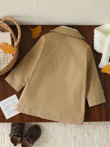 SHEIN 男婴优雅时尚卡其色中长款风衣，适合春秋季穿着，日常穿着、外出、度假、聚会皆宜。男婴外套 男婴风衣 男婴风衣 卡其色男婴外套 卡其色男婴外套 返校季 秋冬