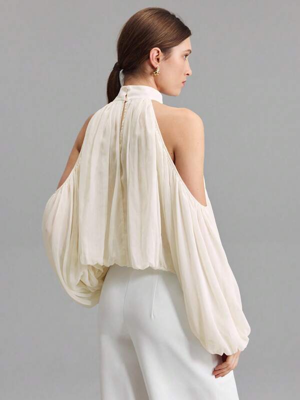 Ontre 2025 Nouvelle conception Blouse en mousseline de soie à manches longues bouffantes avec épaules dénudées, col montant exagéré et plis. Couleur crème, printemps/été