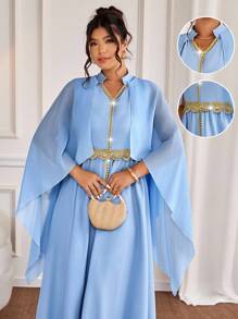 Cravure Vestido con escote en V, mangas tipo poncho, cintura ceñida y ribete dorado para tallas grandes con bordado
