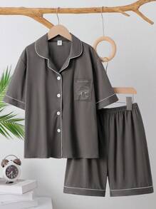 Set de 2 piezas de ropa informal tipo caballero para niños: camisa de manga corta gris con bolsillos en el pecho y bordado, y pantalones cortos para estar en casa
