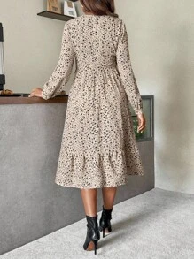 SHEIN Vestido casual de maternidad con cuello en V con estampado floral, volantes en el bajo y mangas largas - Beis - Ver 2