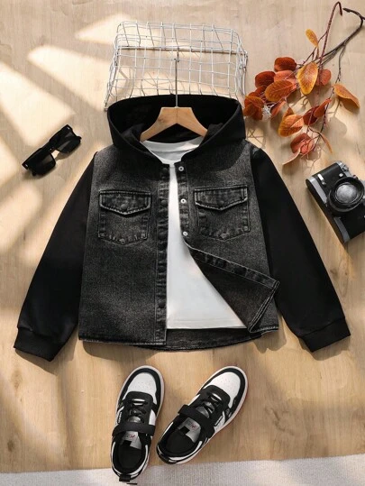 一件装青少年男童牛仔拼接休闲百搭舒适外套，适合日常穿着、户外活动、旅行、春秋季、返校季等各种场合。黑色连帽牛仔外套，秋季时尚外套，适合秋冬季穿着。