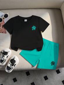 Conjunto de 2 piezas para bebés/niños pequeños con camiseta de manga corta de cuello redondo con estampa de letras HN en negro y pantalones cortos azules