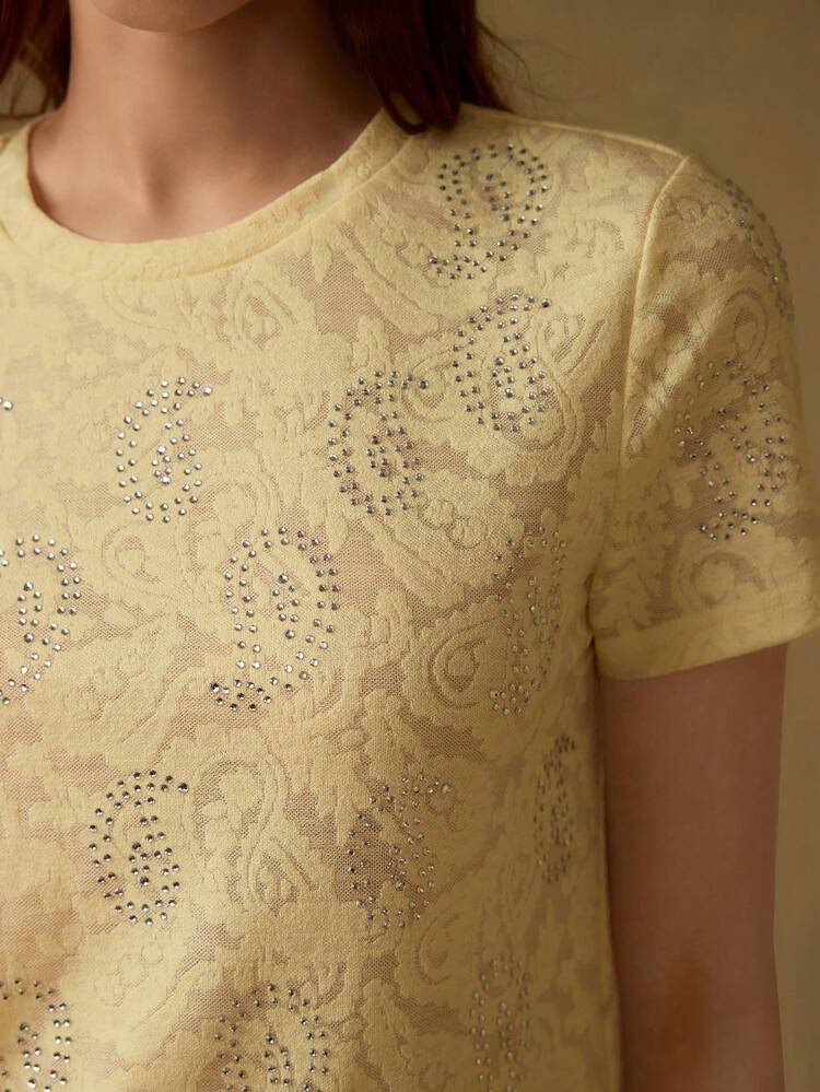 CAMISA FEMININA ELEGANTE E SOFISTICADA DE TECIDO TINGIDO COM FIO DE CAJU AMARELO COM STRASS, ADEQUADA PARA TRABALHO, VIAGEM E USO DIÁRIO