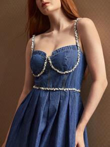 SHEIN Frenchy Vestido vaquero mini sin mangas, nuevo diseño de nicho elegante con cadena de strass cosida a mano para el verano - Azul - Ver 4