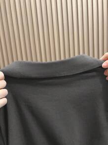SHEIN 少女灰色百搭方形 V 领短袖 T 恤，设计师风格，夏季休闲 Polo 衫，齐腰长款，修身剪裁，干净的女孩 - 深灰色 - 查看 4