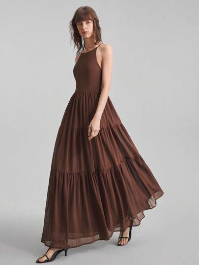 Ontre 2026春夏新款度假风雪纺蓝色条纹印花面料无袖圆领拼接褶皱设计条纹连衣裙，适合度假和日常穿着。