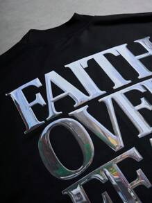 Manfinity Roghcode 男士年轻街头服饰，INS 风格搭配高街金属酸洗字体设计，黑色短袖 T 恤上印有超大字母图案，宽松版型，略带蝙蝠袖，小立领设计。适合街头运动、音乐节和日常穿着，是送给男朋友或老公的绝佳礼物。它体现了街头时尚和 Y2K 风格。男士图案 T 恤，超大图案 T 恤。男士休闲标语印花短袖 T 恤，夏季，Faith Over Fear 衬衫，男士图案 T 恤，男士标语 T 恤 - 黑色 - 查看 5