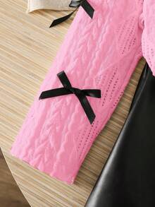 SHEIN LMoss Kids LMoss 女童休闲毛衣蝴蝶结装饰&纯色编织PU皮休闲裙套装，适合日常穿着。女童两件套裙装，女童毛衣套装，粉色毛衣搭配黑色裙子套装，女童返校季裙装套装，女童两件套粉色裙子套装，蝴蝶结针织粉色毛衣搭配粉色毛衣，女童粉色和黑色套装，女童套装，女童秋冬服装套装 - 粉色 - 查看 4