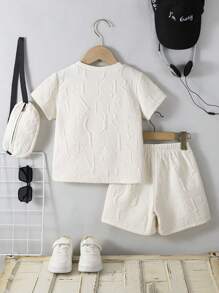 SHEIN Vacaura 3 件套幼儿男童字母针织提花休闲短袖 T 恤、短裤和包包套装，适合日常休闲外出，春夏季 - 杏色 - 查看 2