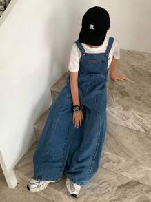 Tute di jeans blu oversize per ragazzi di età preadolescenziale con dettagli di etichette e spacchi in stile vintage cool Y2K, adatte per costumi, abbigliamento quotidiano, uscite estive e autunnali, festival, spiaggia, streetwear, abbigliamento scolastico