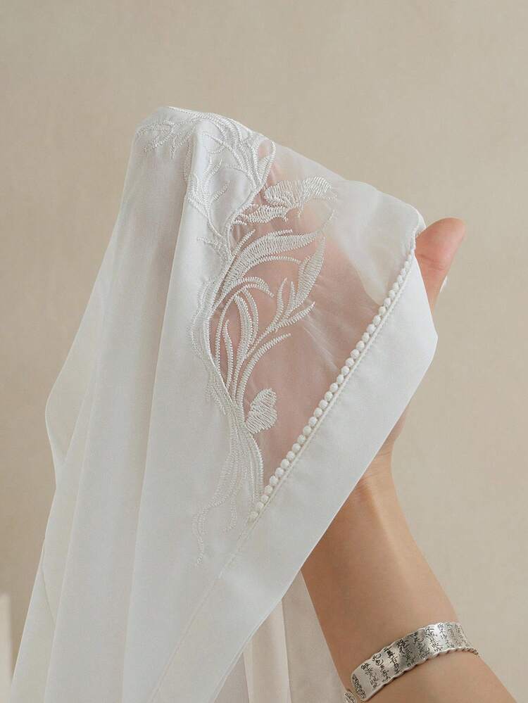 Blusa blanca elegante y de moda con diseño bordado de malla transparente, para negocios