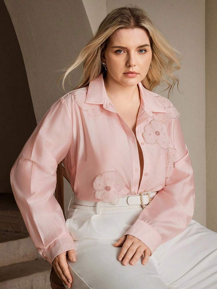 Chemise décontractée chic semi-transparente, asymétrique, avec des fleurs 3D bleues. Convient pour le printemps/été, classe, élégante, pour la plage, les festivals, les vacances.