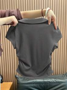 SHEIN 少女灰色百搭方形 V 领短袖 T 恤，设计师风格，夏季休闲 Polo 衫，齐腰长款，修身剪裁，干净的女孩 - 深灰色 - 查看 2