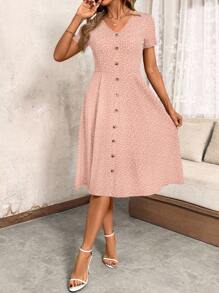 SHEIN Clasi Vestido informal de talla grande con escote en V, manga corta y abotonado sencillo con estampado todo sobre