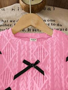 SHEIN LMoss Kids LMoss 女童休闲毛衣蝴蝶结装饰&纯色编织PU皮休闲裙套装，适合日常穿着。女童两件套裙装，女童毛衣套装，粉色毛衣搭配黑色裙子套装，女童返校季裙装套装，女童两件套粉色裙子套装，蝴蝶结针织粉色毛衣搭配粉色毛衣，女童粉色和黑色套装，女童套装，女童秋冬服装套装 - 粉色 - 查看 8