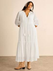 SHEIN VCAY 大码女式纯色缺口V领流苏荷叶边下摆休闲连衣裙 - 白色 - 查看 1