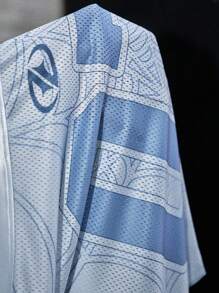 AXEPEAK Camiseta holgada de estilo callejero para hombre con cuello en V, manga corta y estampado digital - Celeste - Ver 6