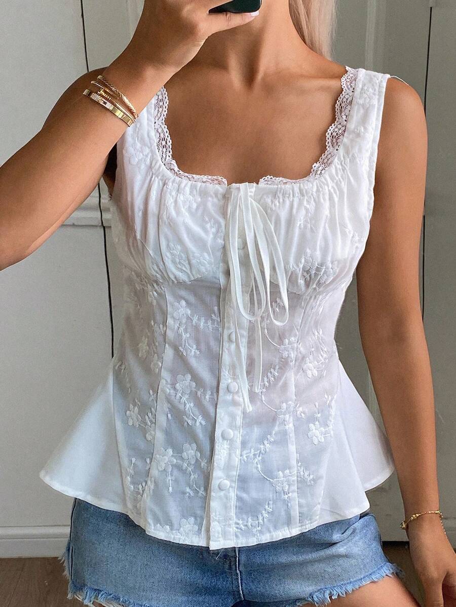 DAZY 精致白色花卉蕾丝无袖上衣，修身荷叶边下摆韩版背心，夏季女士，娃娃装上衣 - 白色 - 查看 1