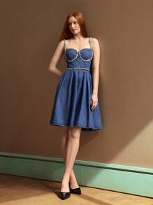 SHEIN Frenchy Vestido vaquero mini sin mangas, nuevo diseño de nicho elegante con cadena de strass cosida a mano para el verano - Azul - Ver 6