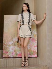 MOTF PREMIUM เสื้อเชิ้ตกระดุมผ้าลูกไม้แบบเส้นโค้งปรับสีคอนทราสต์ - สีแอปริคอท - ดู 2