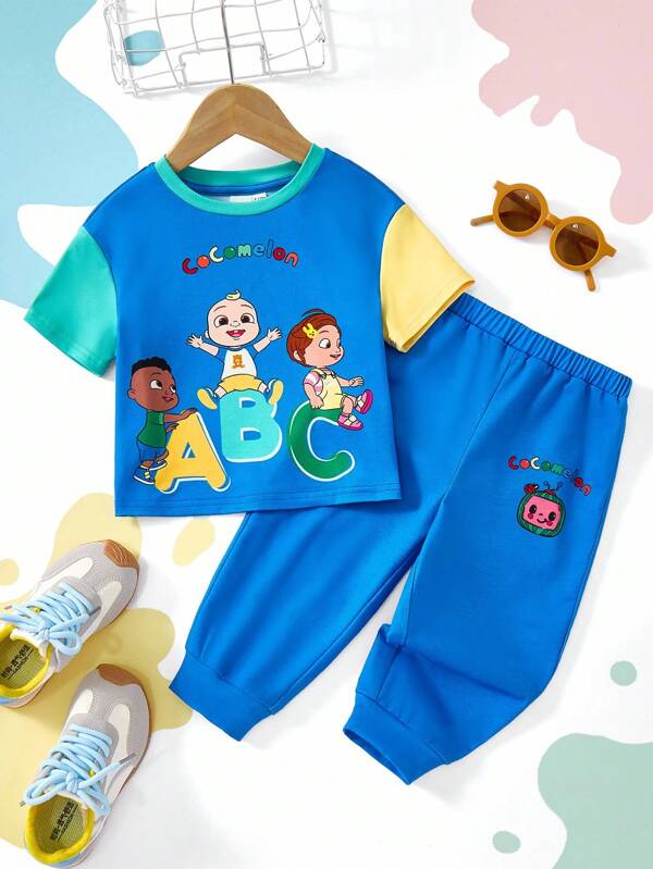 CoComelon X SHEIN Conjunto de Camiseta de Manga Curta Bloqueio de Cores Fofo Casual e Versátil com Estampa de Carta e Desenho Animado de Bebê Menino, e Calça Esportiva com Cordão na Cintura
