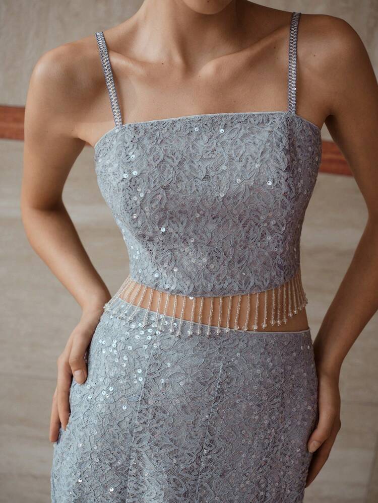 Set de 2 piezas con top de tirantes finos y falda con corte sesgo, ambos con detalles de lentejuelas en contraste