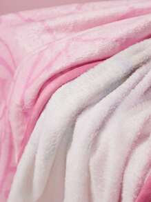 SHEIN X Care Bears Manta de felpa de coral con estampado de corazón y oso, regalo