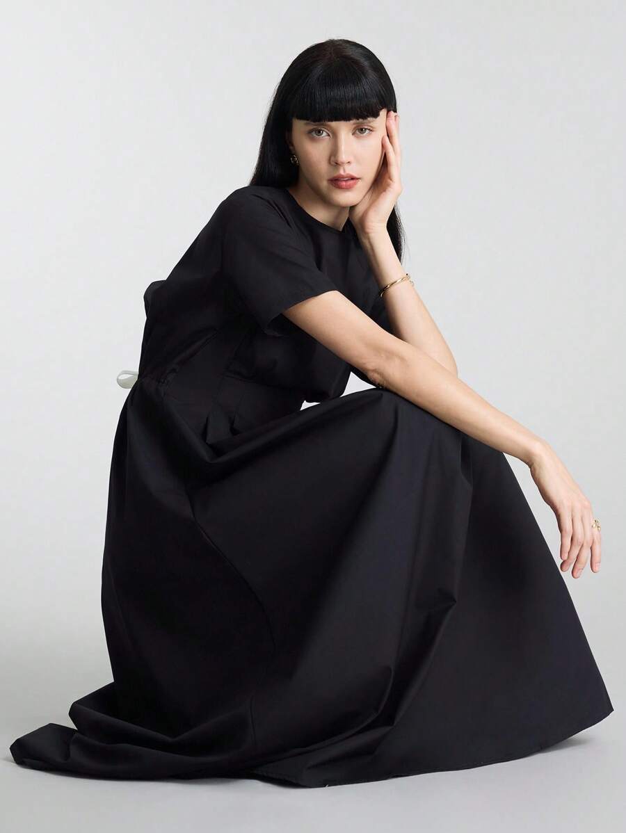 Ontre 2025 夏季新款度假风格露背设计蝴蝶结肩带撞色缎带短袖宽松 A 字中长连衣裙，女式休闲黑色长裙 - 黑色 - 查看 1