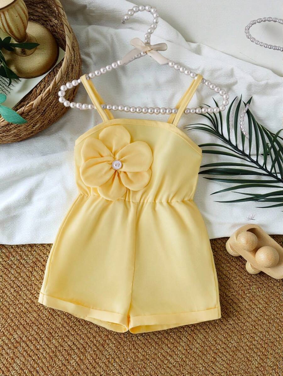 SHEIN Vintaside Kids 年轻女孩亮黄色无袖连体裤搭配3D花卉玫瑰纽扣腰短裤，清爽活力夏日