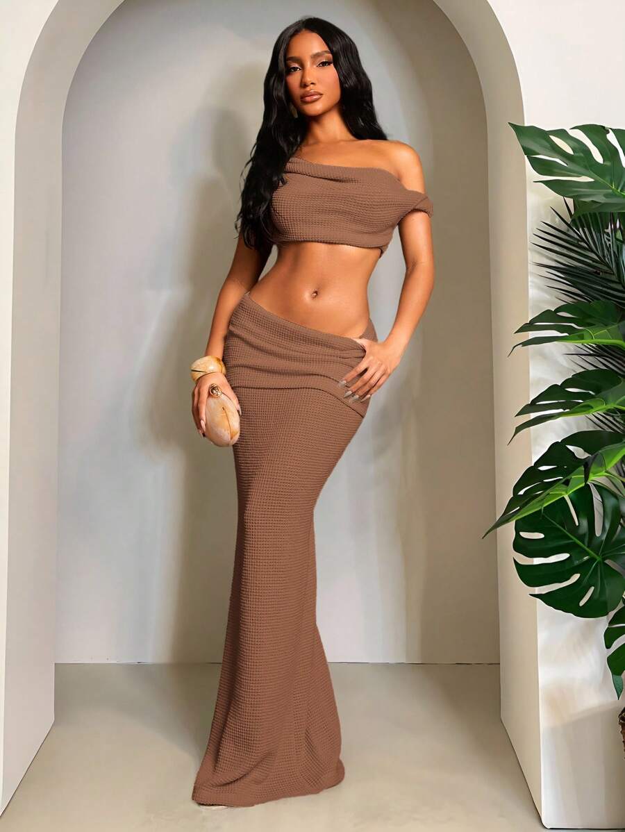 SHEIN SXY 2 件杏色纯色夏季休闲度假钩针针织套装:不对称不对称领口短款上衣和折叠腰线鱼尾裙,度假装 - 棕色 - 查看 1