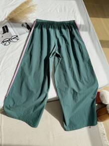 Comfortcana Pantalón con piernas rectas y holgado de talla grande con rayas verdes y ribete contrastante