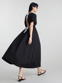 Ontre 2025 夏季新款度假风格露背设计蝴蝶结肩带撞色缎带短袖宽松 A 字中长连衣裙，女式休闲黑色长裙 - 黑色 - 查看 7