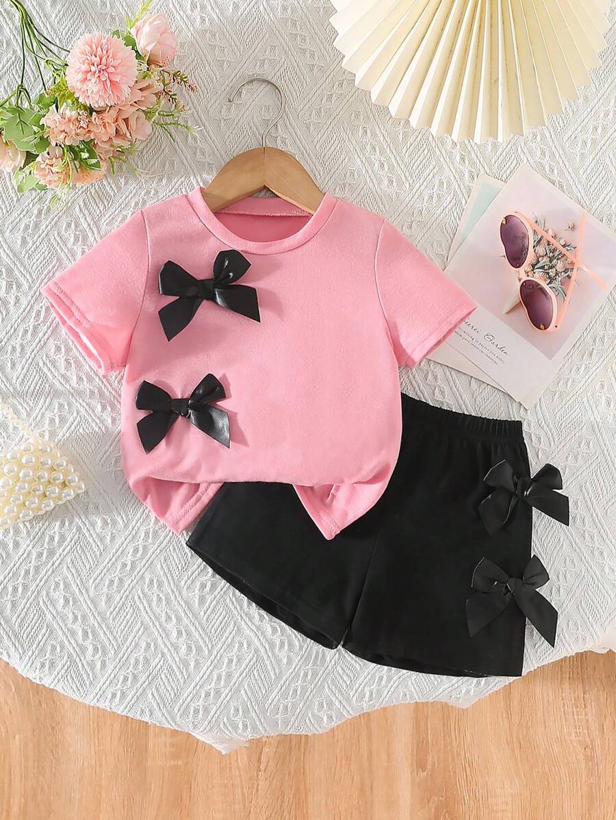 SHEIN 2 件幼儿女童休闲时尚甜美日常休闲圆领短袖短款 T 恤搭配 3D 蝴蝶结装饰和松紧腰短裤套装 - 彩色 - 查看 1