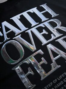 Manfinity Roghcode 男士年轻街头服饰，INS 风格搭配高街金属酸洗字体设计，黑色短袖 T 恤上印有超大字母图案，宽松版型，略带蝙蝠袖，小立领设计。适合街头运动、音乐节和日常穿着，是送给男朋友或老公的绝佳礼物。它体现了街头时尚和 Y2K 风格。男士图案 T 恤，超大图案 T 恤。男士休闲标语印花短袖 T 恤，夏季，Faith Over Fear 衬衫，男士图案 T 恤，男士标语 T 恤 - 黑色 - 查看 4