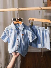 SHEIN Leap Crew 2 件套年轻男童休闲韩版风格舒适时尚简约实用百搭短袖衬衫和短裤套装，适合蜘蛛连帽衫、拉链连帽衫、儿童连帽衫、儿童服装、幼儿男孩服装、学校、返校、男童套装、男童服装、日常穿着、学校、旅行、运动、春夏