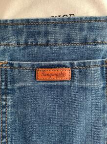 Tute di jeans blu oversize per ragazzi di età preadolescenziale con dettagli di etichette e spacchi in stile vintage cool Y2K, adatte per costumi, abbigliamento quotidiano, uscite estive e autunnali, festival, spiaggia, streetwear, abbigliamento scolastico