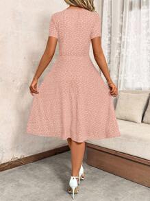 SHEIN Clasi Vestido informal de talla grande con escote en V, manga corta y abotonado sencillo con estampado todo sobre