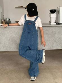 Tute di jeans blu oversize per ragazzi di età preadolescenziale con dettagli di etichette e spacchi in stile vintage cool Y2K, adatte per costumi, abbigliamento quotidiano, uscite estive e autunnali, festival, spiaggia, streetwear, abbigliamento scolastico