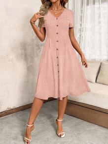 SHEIN Clasi Vestido informal de talla grande con escote en V, manga corta y abotonado sencillo con estampado todo sobre