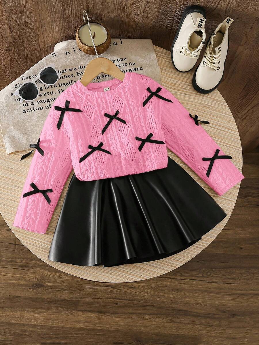 SHEIN LMoss Kids LMoss 女童休闲毛衣蝴蝶结装饰&纯色编织PU皮休闲裙套装，适合日常穿着。女童两件套裙装，女童毛衣套装，粉色毛衣搭配黑色裙子套装，女童返校季裙装套装，女童两件套粉色裙子套装，蝴蝶结针织粉色毛衣搭配粉色毛衣，女童粉色和黑色套装，女童套装，女童秋冬服装套装 - 粉色 - 查看 1