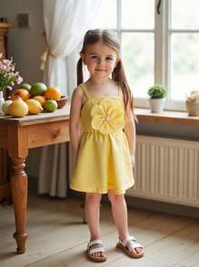 SHEIN Vintaside Kids 年轻女孩亮黄色无袖连体裤搭配3D花卉玫瑰纽扣腰短裤，清爽活力夏日