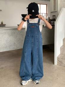 Tute di jeans blu oversize per ragazzi di età preadolescenziale con dettagli di etichette e spacchi in stile vintage cool Y2K, adatte per costumi, abbigliamento quotidiano, uscite estive e autunnali, festival, spiaggia, streetwear, abbigliamento scolastico