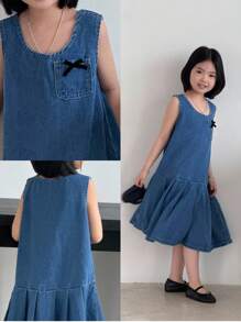 SHEIN Denim-Latzkleid für Mädchen (4–7 Jahre) mit Schleife, Fronttaschen-Design, ganzjährig lässig, zum Pendeln, eleganter, vielseitiger Denim-Artikel, geeignet für den Schulanfang, Feiertagspartys und die Hochzeitssaison - Mittele Waschung - Übersicht 4