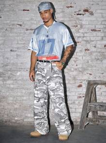 AXEPEAK Camiseta holgada de estilo callejero para hombre con cuello en V, manga corta y estampado digital - Celeste - Ver 3