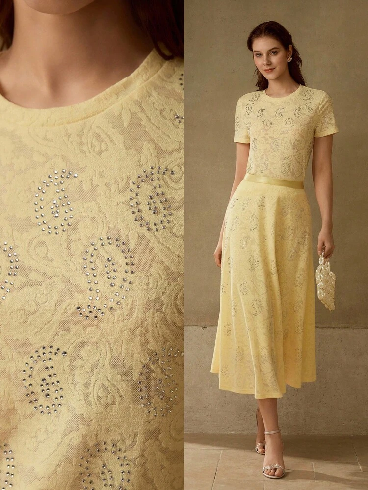 CAMISA FEMININA ELEGANTE E SOFISTICADA DE TECIDO TINGIDO COM FIO DE CAJU AMARELO COM STRASS, ADEQUADA PARA TRABALHO, VIAGEM E USO DIÁRIO