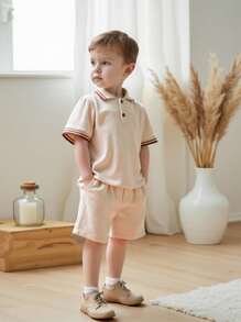 SHEIN Vintaside Kids 2件套男童纹理Polo领衬衫和裤子。撞色Polo领带来层次感，做工精细，全新设计简约时尚，展现男童的个性魅力，适合日常休闲和上学场合，满足4-7岁儿童夏季度假、旅行、放松、日光浴的需求。 - 杏色 - 查看 1